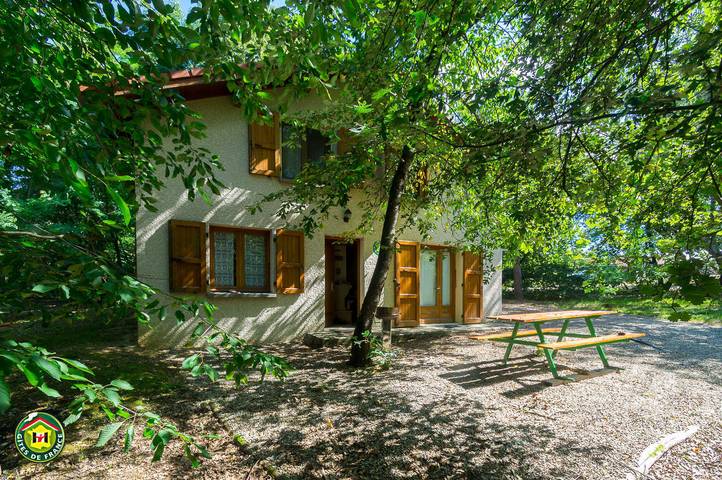Gîte pour 6 personnes, avec Terrasse et Piscine dans Auvergne-Rhône-Alpes, France